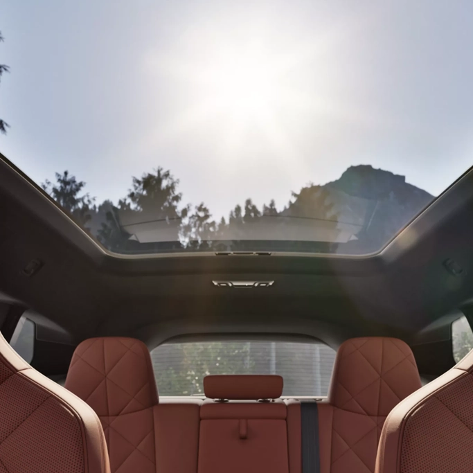 BMW iX sur route de montagne, démonstration de ses capacités dynamiques