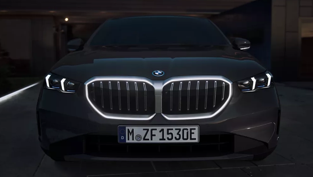 Vue de la BMW Série 5 sur fond noir, mettant en avant son design élégant