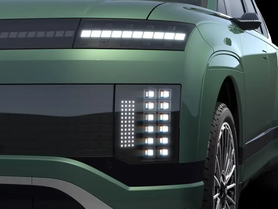 Vue phare du Hyundai IONIQ 9 électrique en extérieur