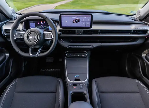 Intérieur moderne du Jeep Avenger avec écran tactile