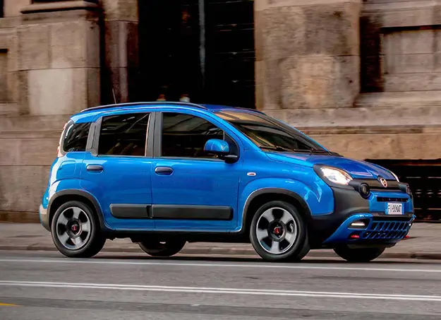 Fiat Panda Hybride vue profil sur route