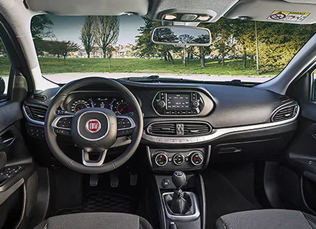 Intérieur de la Fiat Tipo avec tableau de bord digital