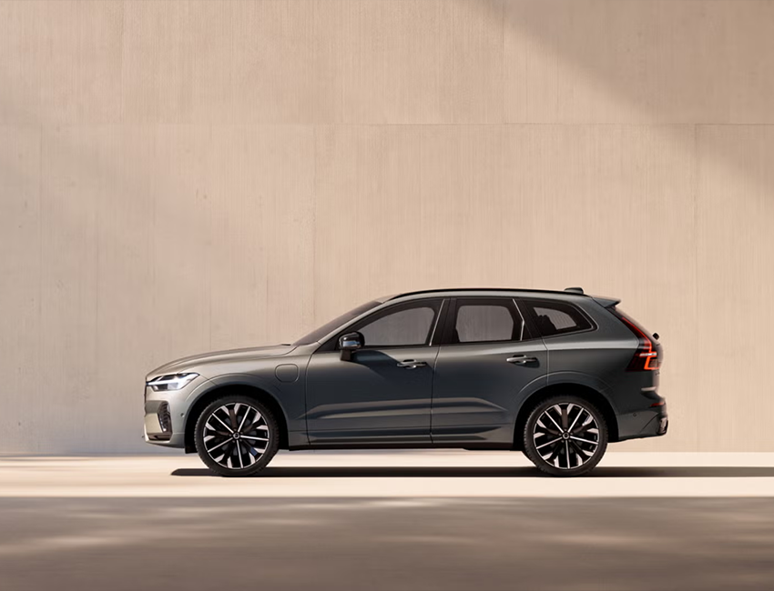 Habitacle du Volvo XC60 avec sièges en cuir et finitions bois