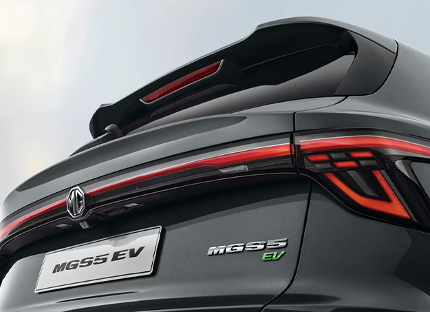 Vue arrière de la MG MGS5 EV stationnée
