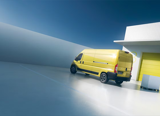 Profil latéral de l’Opel Movano en stationnement