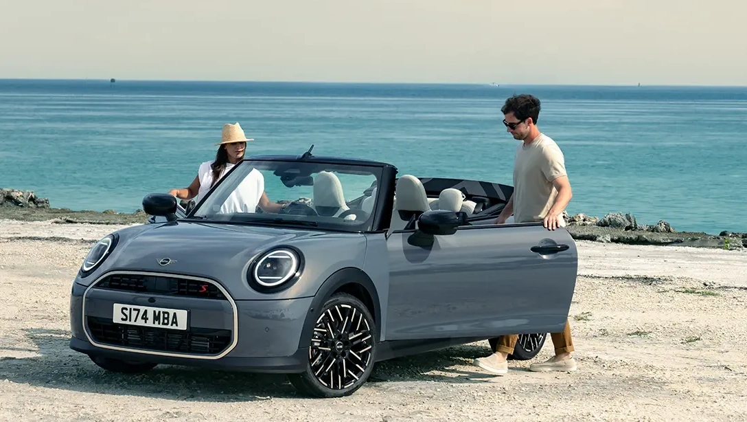 Vue de profil du MINI Cooper Cabrio décapoté sur route, capote ouverte