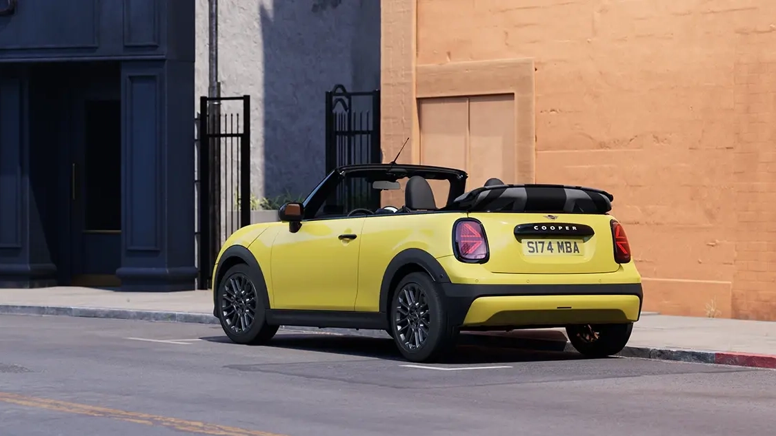 Vue trois quart arrière du MINI Cooper Cabrio