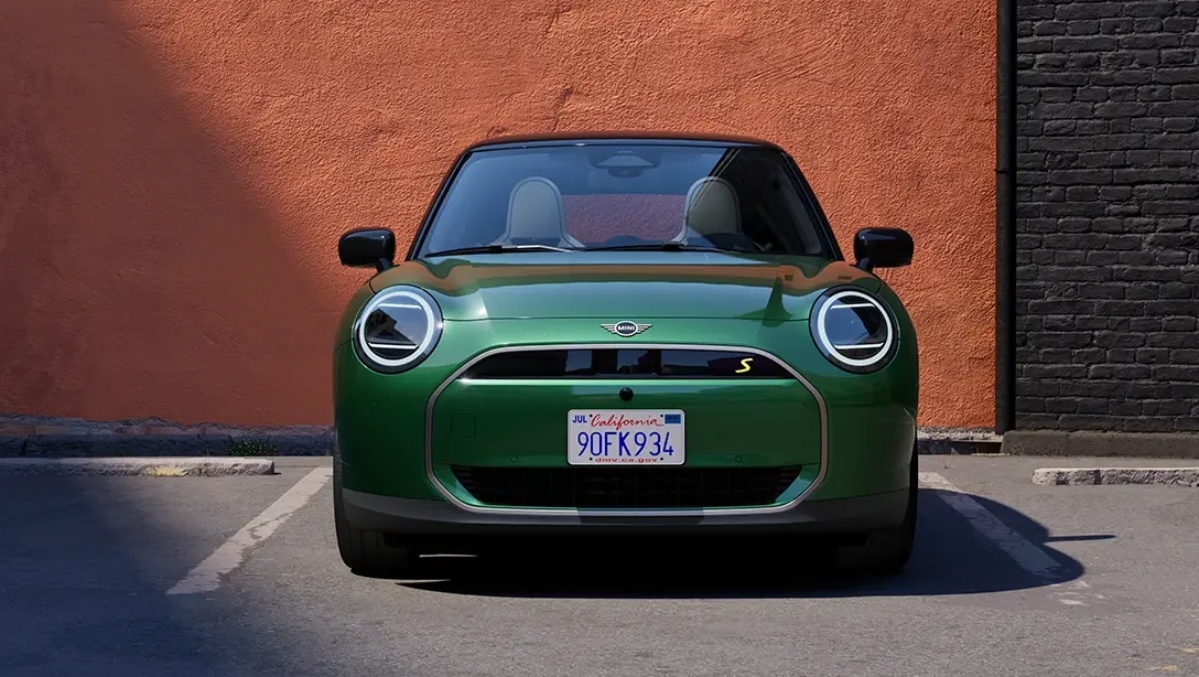 Vue latérale de la MINI Cooper 3 portes essence sur fond urbain