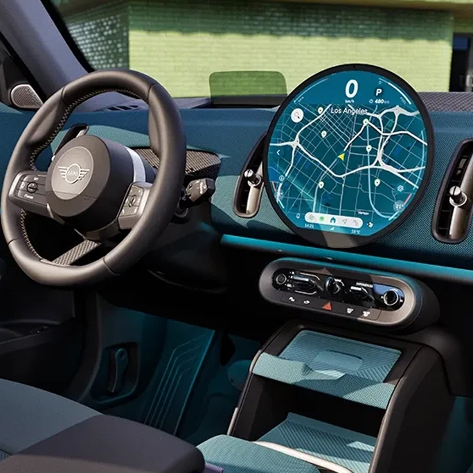 MINI Countryman Hybride rechargeable stationné devant une maison moderne